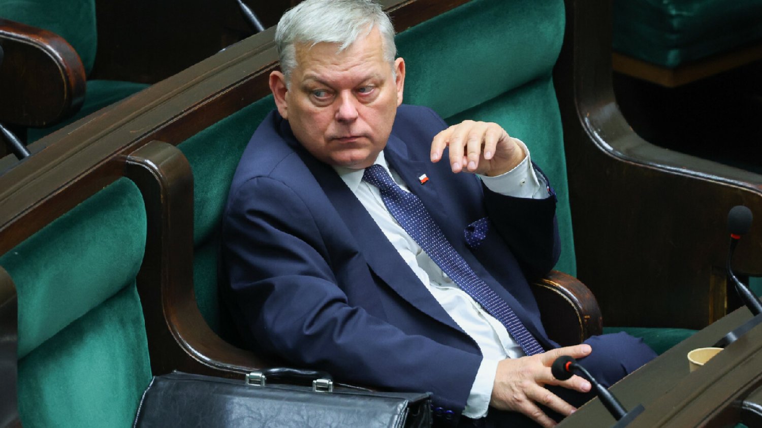 Człowiek Suskiego wyleciał z Enei. W tle huczna impreza i mobilne kasyno.
