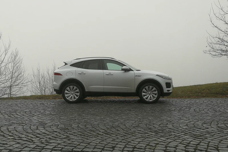 Z tej perspektywy widać, że Jaguar E-Pace nie jest wielgachnym SUV-em.