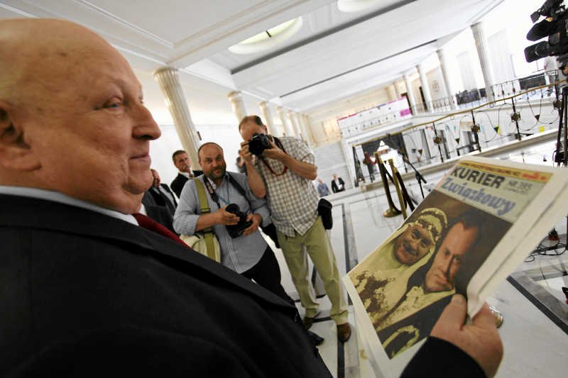 Józef Oleksy przekonuje w "Bez autoryzacji", że nie można brać słów Lecha Wałęsy poważnie.