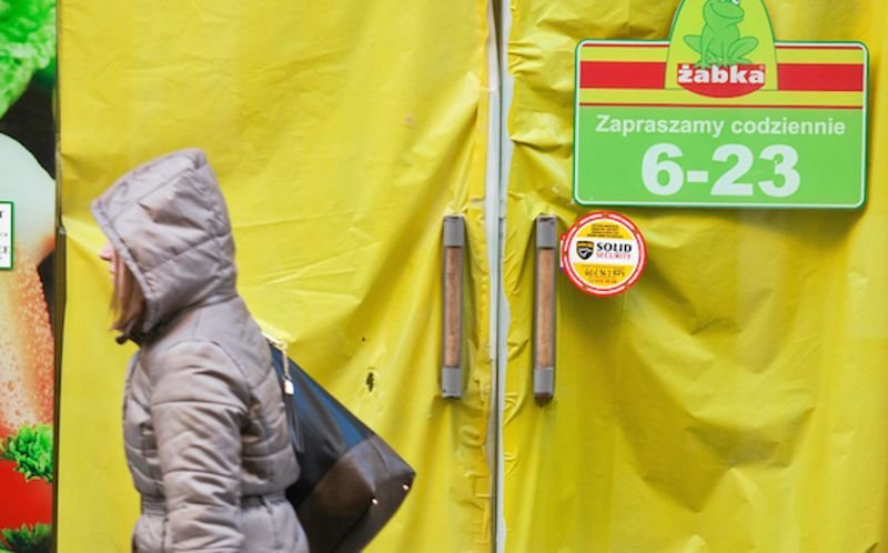 "Pani z Ukrainy?"; "Dlaczego nie u siebie" - usłyszała pani Katarzyna w sklepie Żabka w Warszawie. Białorusinka od sześciu lat mieszka i pracuje w Polsce. Zdjęcie poglądowe.