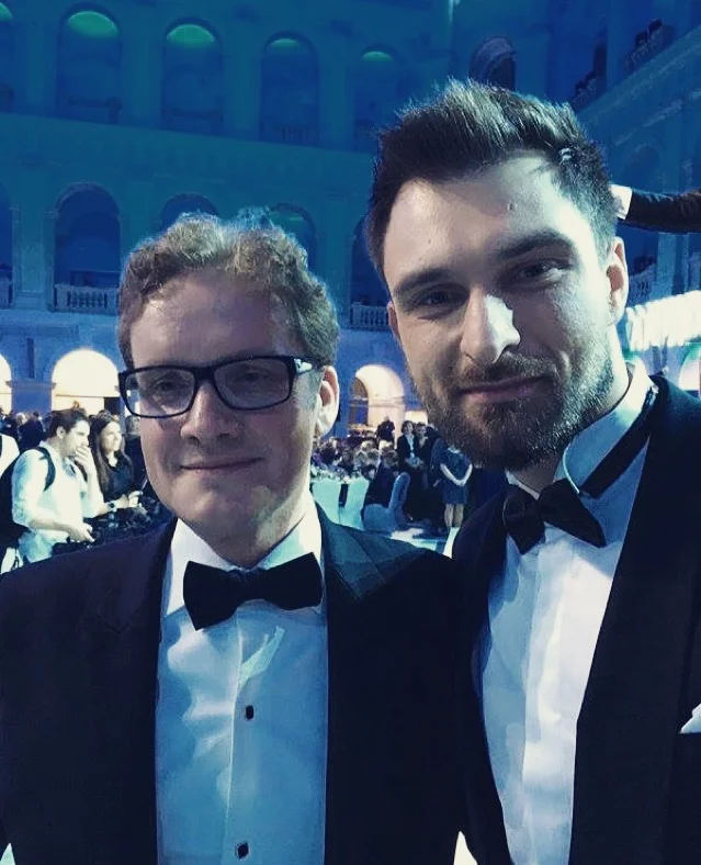 Zwycięzca aukcji prezes T-Mobile Adam Sawicki i Mateusz Hładki, prezes fundacji, poczas podpisywania umowy