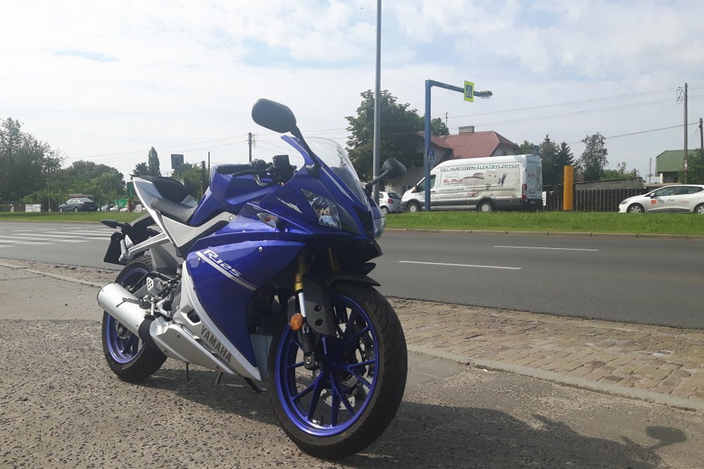 Mała Yamaha YZF R-125. Aż trudno uwierzyć, że pod tymi osłonami chowa się jednocylindrowy silnik o mocy zaledwie 15 koni mechanicznych.