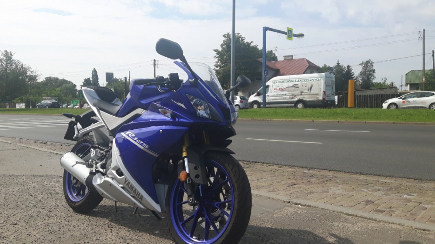 Mała Yamaha YZF R-125. Aż trudno uwierzyć, że pod tymi osłonami chowa się jednocylindrowy silnik o mocy zaledwie 15 koni mechanicznych.