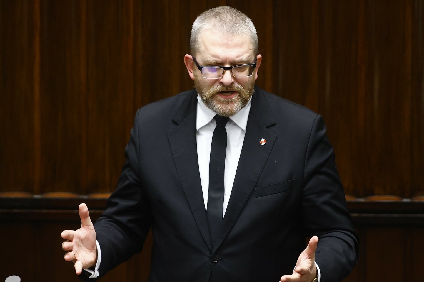 "Szczęść Boże i ratuj się kto może". Absurdalne wystąpienie Brauna w Sejmie.