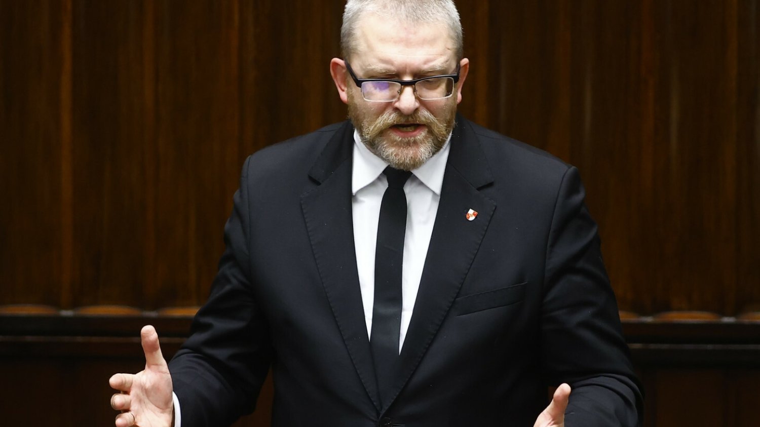 "Szczęść Boże i ratuj się kto może". Absurdalne wystąpienie Brauna w Sejmie.