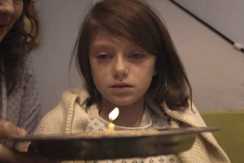 Kampania SaveSyriaChildren pokazuje, jak życie małej dziewczynki z pełnego szczęścia zmienia się w koszmar po wybuchu wojny