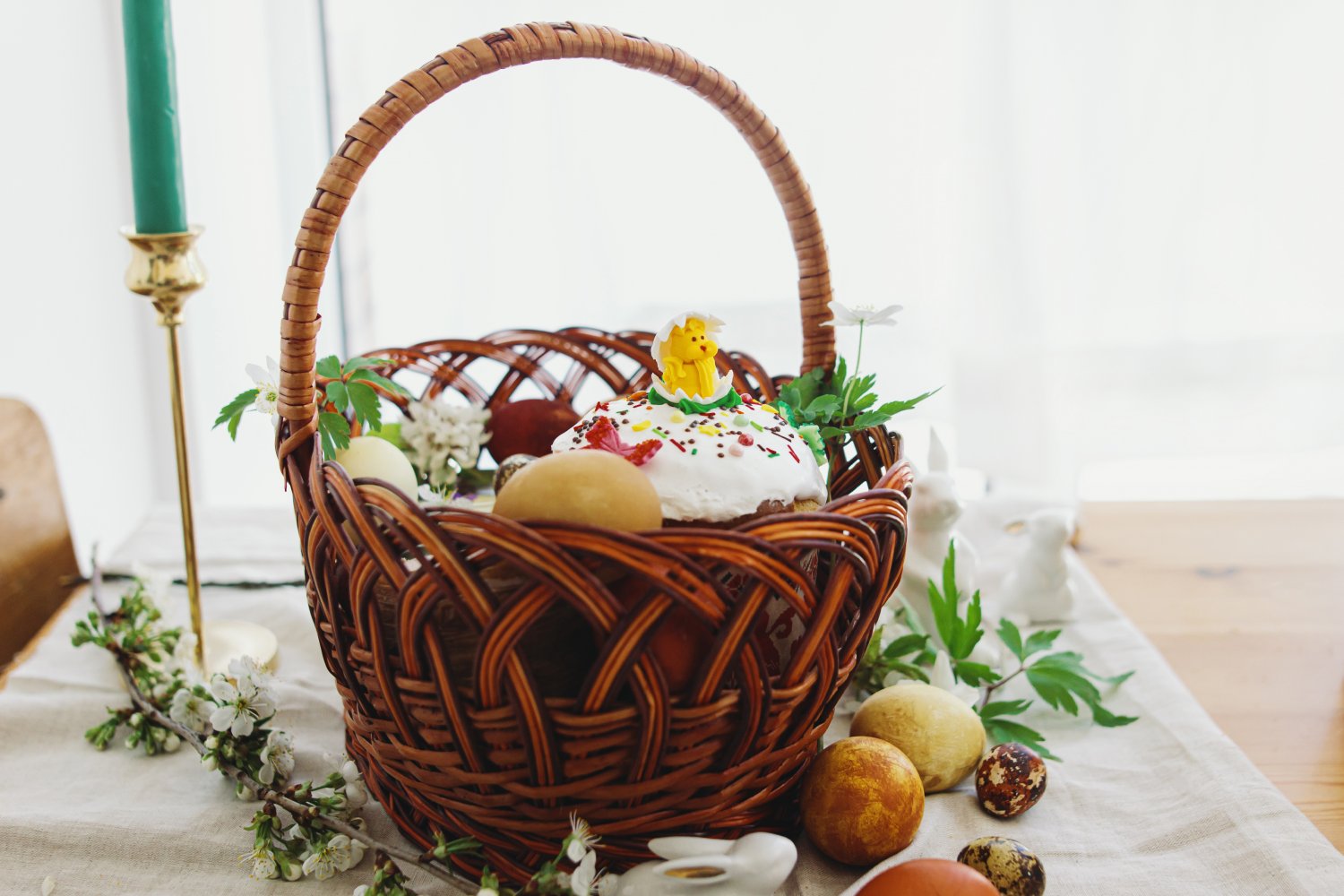 Ze względu na pandemię covid-19 kościelni hierarchowie zachęcają do tego, by potrawy wielkanocne błogosławić samodzielnie w domach. Prezentujemy treść stosownej modlitwy.