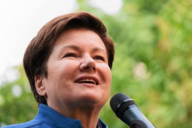 Prezydent Warszawy Hanna Gronkiewicz-Walz, jak pisze "Rzeczpospolita", nie zatrudnia w zarządzanych przez siebie spółkach radnych miejskich, ale nie ma już problemu z tymi z sejmiku