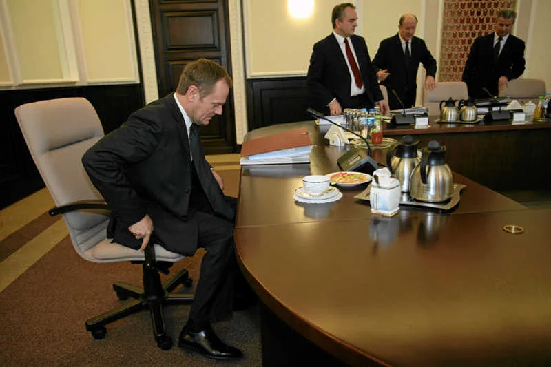 Stosując logikę ministerstwa finansów Donald Tusk powinien zapłacić podatek za ciasteczka i kawę, które zjada prowadzą posiedzenie rządu.