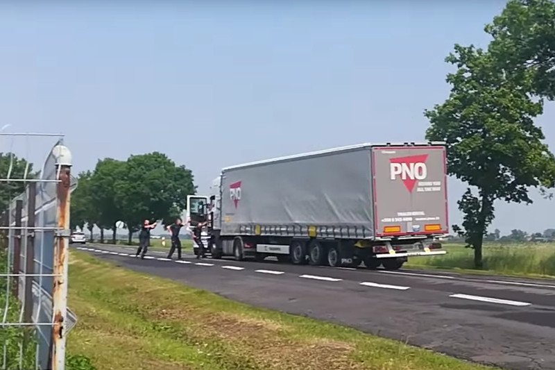 Moment zatrzymania domniemanego zabójcy własnej matki nagrali przypadkowi świadkowie.