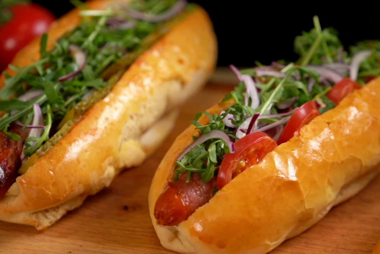 Przepis na wypasione hot dogi. Przyrządzisz je w mgnieniu oka