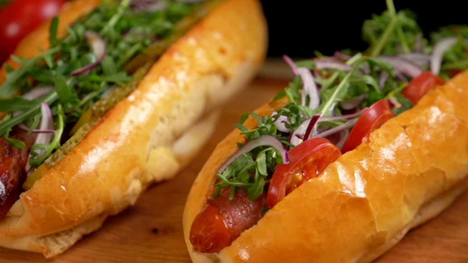 Przepis na wypasione hot dogi. Przyrządzisz je w mgnieniu oka