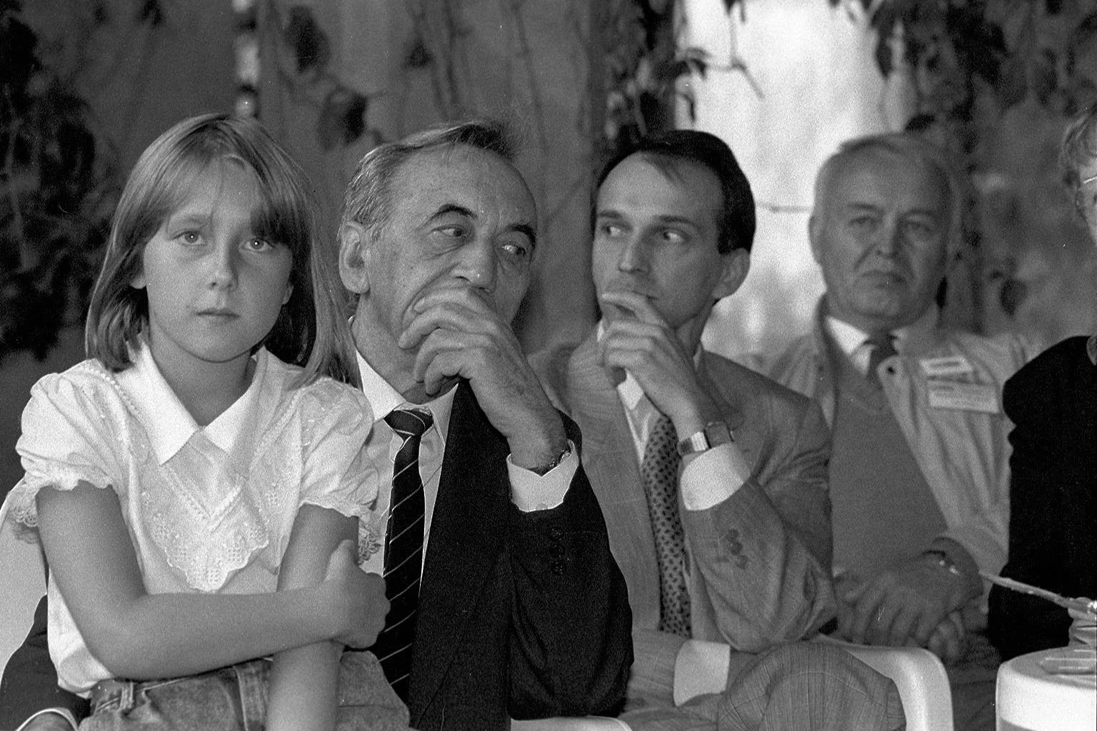 Tadeusz Mazowiecki z wnuczką w czasie kampanii prezydenckiej, 1990 rok.