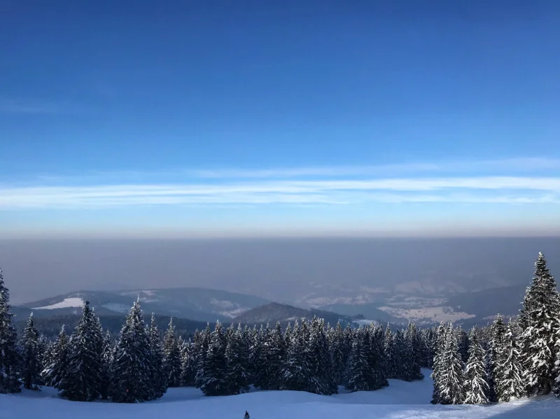 Smog widoczny ze szczytu Pilska.