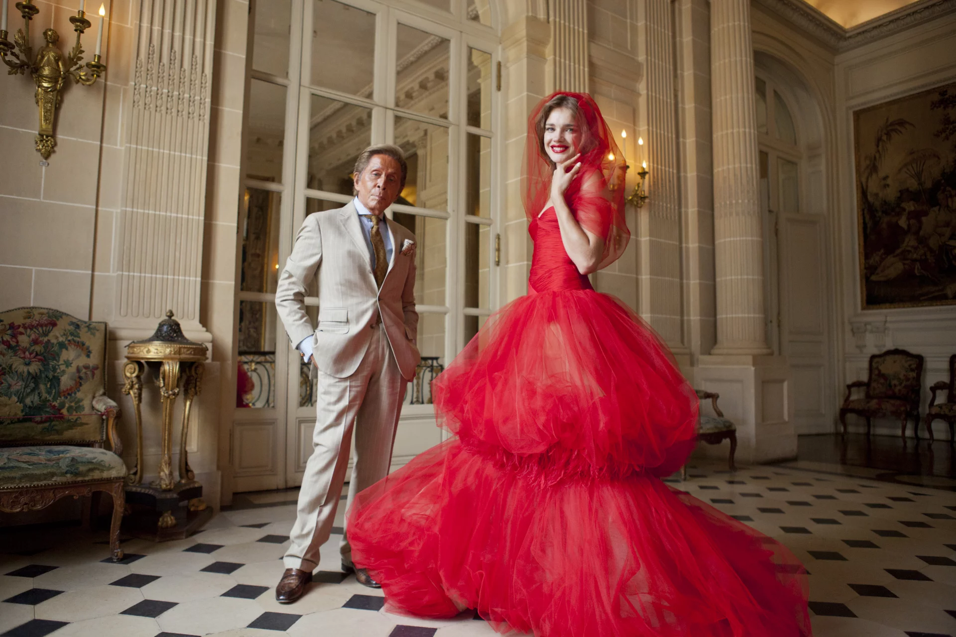 Valentino ze swoją muzą, modelką Natalią Vodianową.