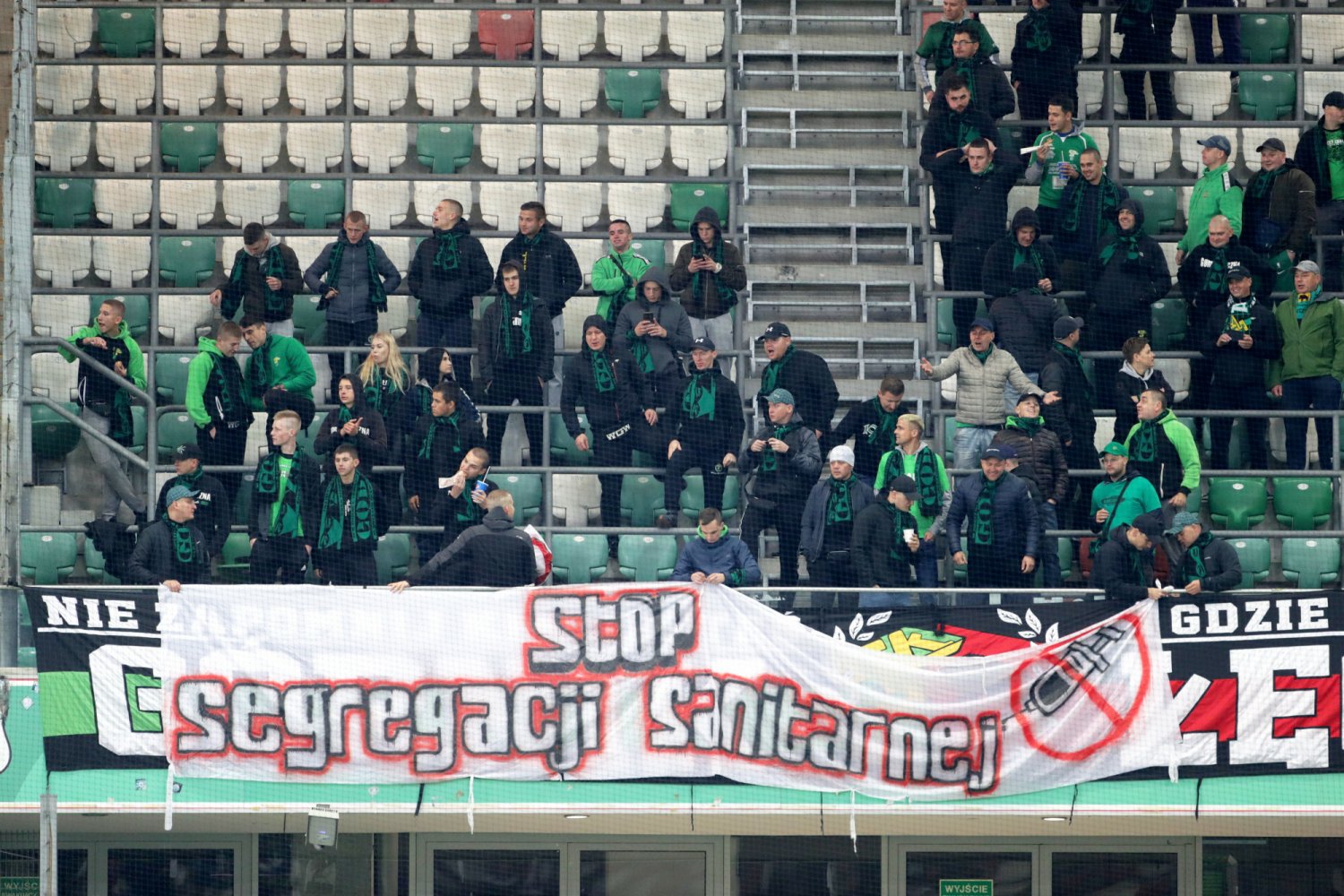 Kibice w Łęcznej po raz kolejny wywiesili skandaliczne transparenty antyszczepionkowe