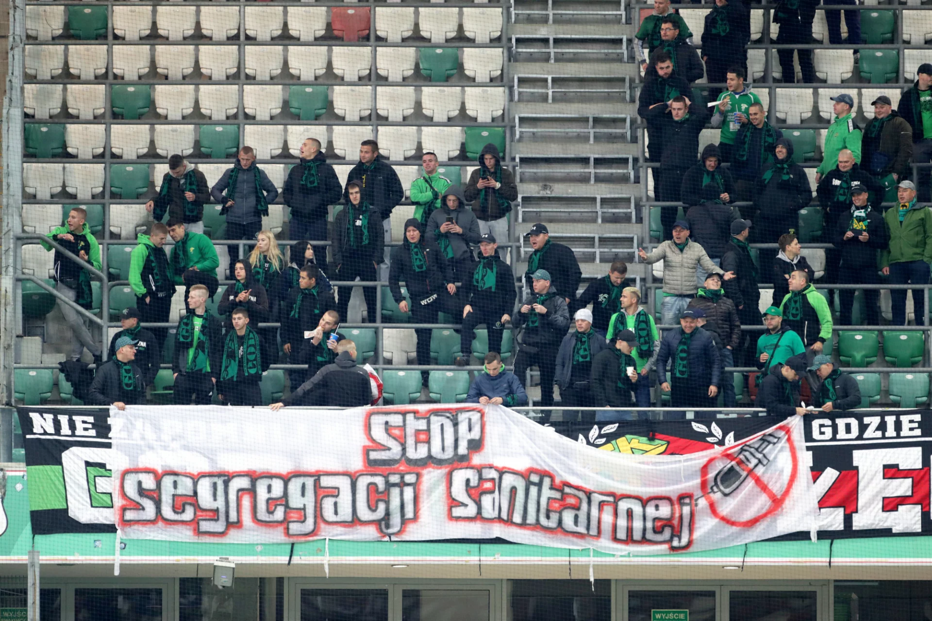 Kibice w Łęcznej po raz kolejny wywiesili skandaliczne transparenty antyszczepionkowe