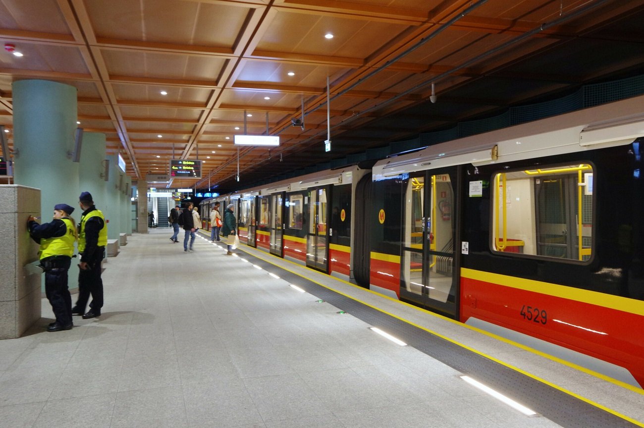 Poważne utrudnienia w metrze w Warszawie. Zapalił się pociąg na linii M2