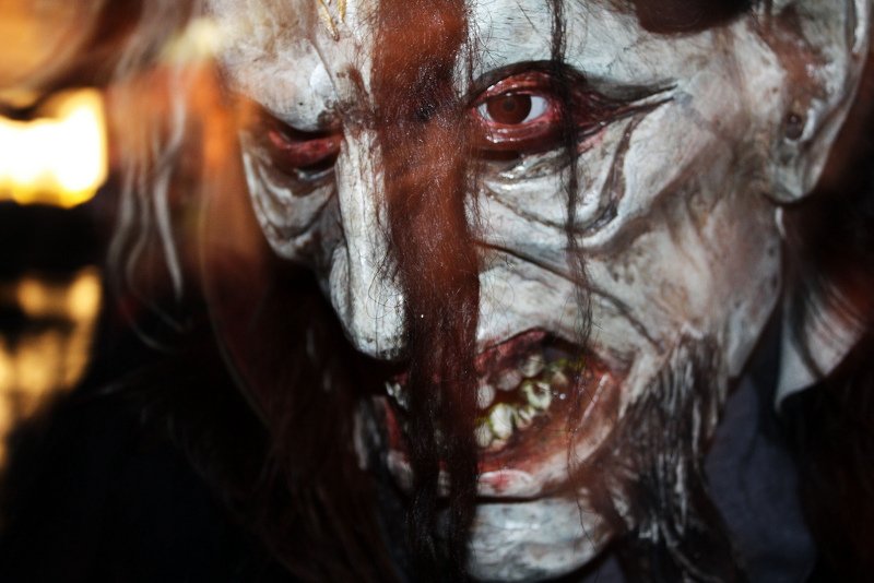 Krampus to Austriacki zły pomocnik świętego Mikołaja, który także w Wigilię krąży z nim po domach.