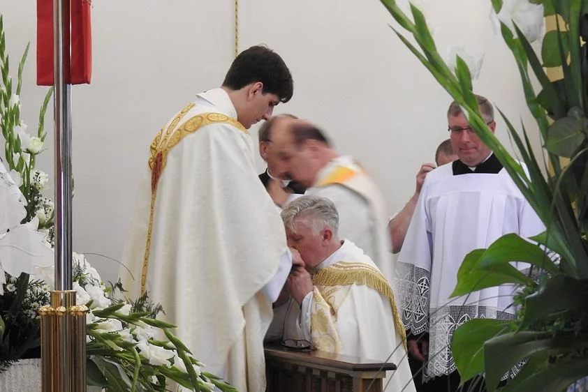 Plotka o tym, że ks. Tymoteusz Szydło został ojcem, krąży w internecie od kilku tygodni. Prawnik syna byłej premier zaprzecza.