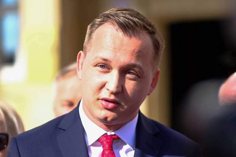 Poseł Mariusz Kałużny (Solidarna Polska) krytykuje młodych ludzi którzy mówią o kryzysie na rynku mieszkaniowym i rynku pracy. Zarzuca im wyciąganie ręki.