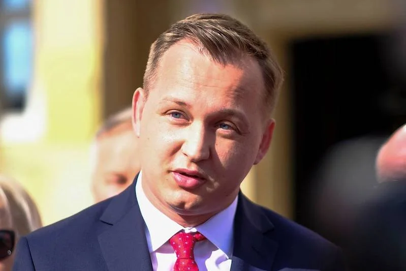 Poseł Mariusz Kałużny (Solidarna Polska) krytykuje młodych ludzi którzy mówią o kryzysie na rynku mieszkaniowym i rynku pracy. Zarzuca im wyciąganie ręki.