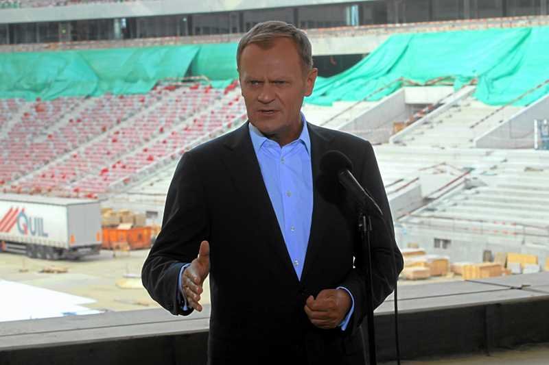 Donald Tusk jeszcze na budowie Stadionu Narodowego w 2011 roku