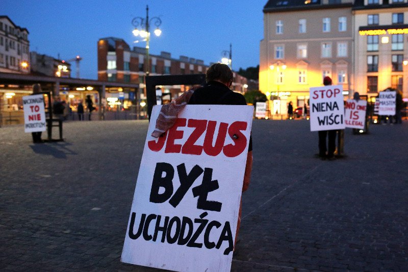 Czy Polacy chcą przyjmować uchodźców? Na to pytanie odpowiedź dali ankietowani w sondażu IBRiS dla "Rzeczpospolitej".