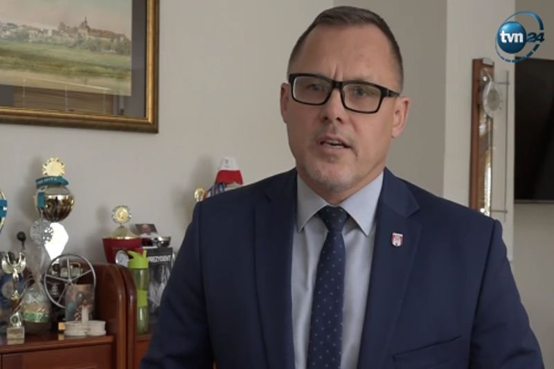 Burmistrz Sieradza Paweł Osiewała potrącił staruszkę na parkingu. Teraz za to otrzymał mandat.