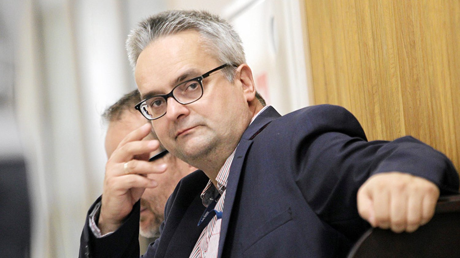 Dziennikarz "Gazety Wyborczej", Wojciech Czuchnowski, zatrzymał rządową kolumnę, które pędząc przez Warszawę próbowała zmusić go do przejazdu na czerwonym świetle.
