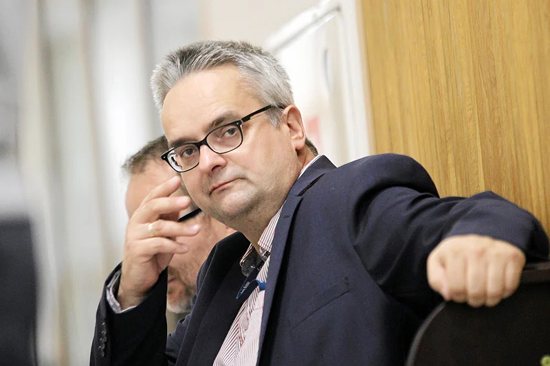Dziennikarz "Gazety Wyborczej", Wojciech Czuchnowski, zatrzymał rządową kolumnę, które pędząc przez Warszawę próbowała zmusić go do przejazdu na czerwonym świetle.