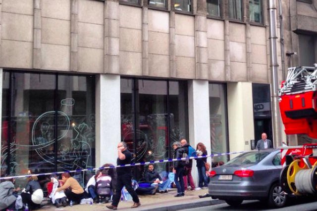 Pasażerowie brukselskiego metra czekają na pomoc po zeszłotygodniowym ataku.