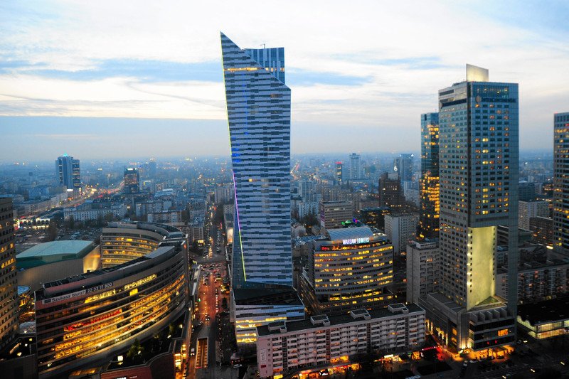 Miało być na bogato, a wyszło przeciętnie. Kto by pomyślał, że budowa najbardziej luksusowego wieżowca w Warszawie przyniesie wykonawcy 159 mln euro strat.