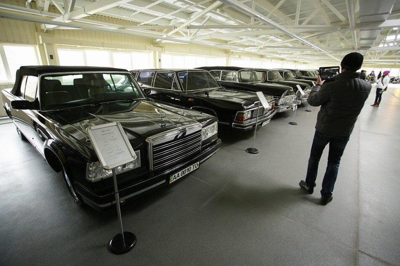 Ukraińcy zwiedzają i fotografują ogromną posiadłość Janukowycza