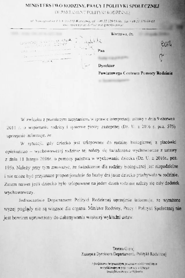 Opinia ministerstwa wywraca do góry nogami całą ustawę.  Według niej rodzicom dzieci urlopowanych z placówek opiekuńczych należy się śiwdczenie w ramach Programu Rodzina 500+.