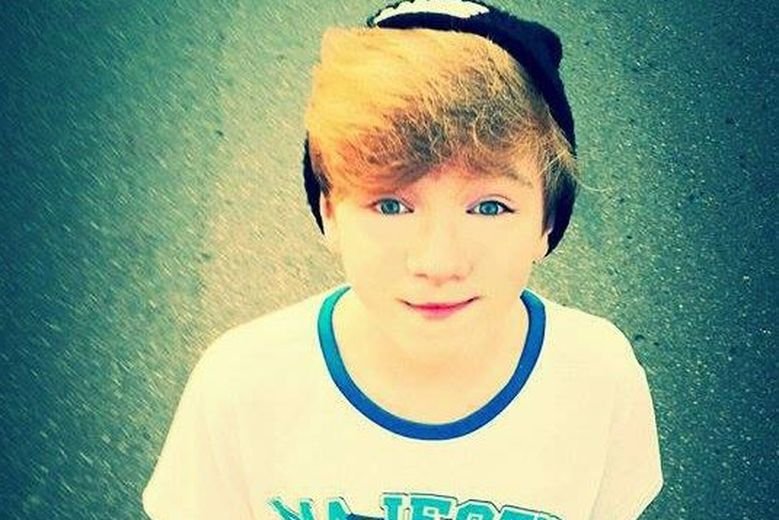 Dominik Szymański w 2015 roku popełnił samobójstwo. Rówieśnicy mu dokuczali, nazywali "pedziem".