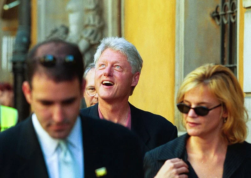 Bill Clinton w czasie zwiedzania warszawskiej Starówki