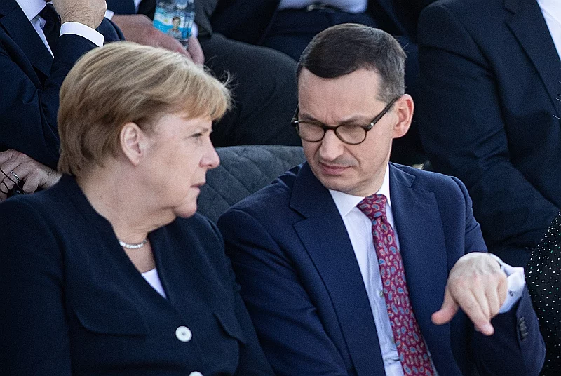 Rząd Niemiec może powoli odetchnąć z ulgą, patrząc na nowe statystyki zakażeń koronawirusem. Polscy rządzący są w innym położeniu.
