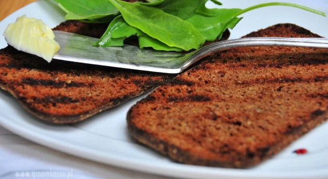 Razowy tost z rukolą