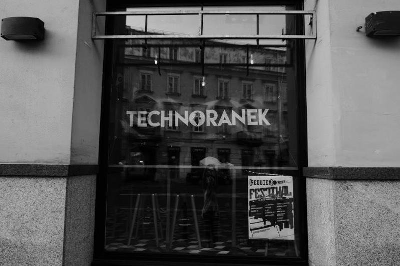 Technoranki odbywają się w klubach i w mieszkaniach w okolicach warszawskiego Śródmieścia.