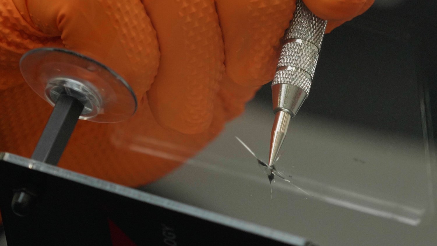 Mały odprysk to wielki problem. Pojechałem sprawdzić, jak w 30 minut uratować szybę (i portfel)