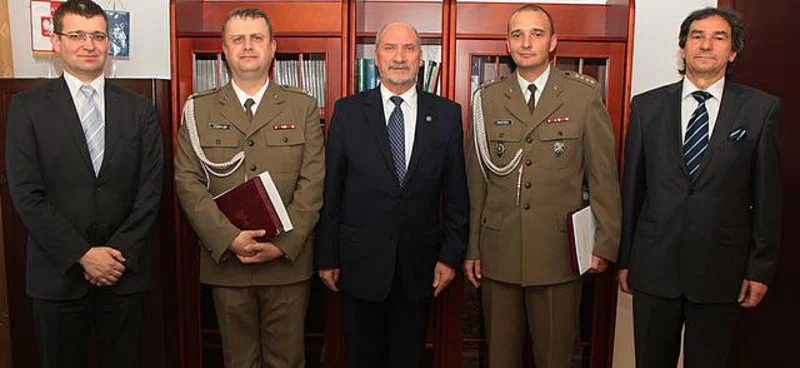 Sprawę karambolu pod Toruniem bada prokurator mjr Wojciech Skrzypek (na zdjęciu po prawej stronie szefa MON), który nominację na stanowisko zastępcy Prokuratora Okręgowego do Spraw Wojskowych w Poznaniu otrzymał w lipcu z rąk Antoniego Macierewicza.