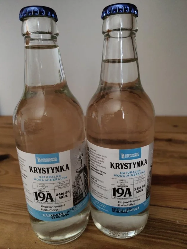 Kawałki szkła w wodzie mineralnej. Sklepy pilnie wycofują ten produkt Kawałki szkła w wodzie mineralnej. Sklepy pilnie wycofują ten produkt