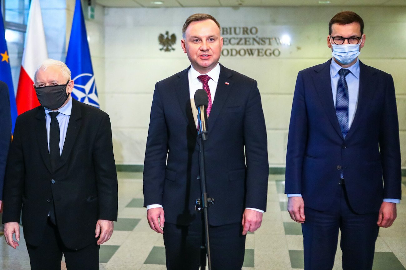 Wicepremier ds. bezpieczeństwa Jarosław Kaczyński, prezydent Andrzej Duda i premier rządu PiS Mateusz Morawiecki (22.02.2022). Wicepremier ds. bezpieczeństwa Jarosław Kaczyński, prezydent Andrzej Duda i premier rządu PiS Mateusz Morawiecki (22.02.2022).