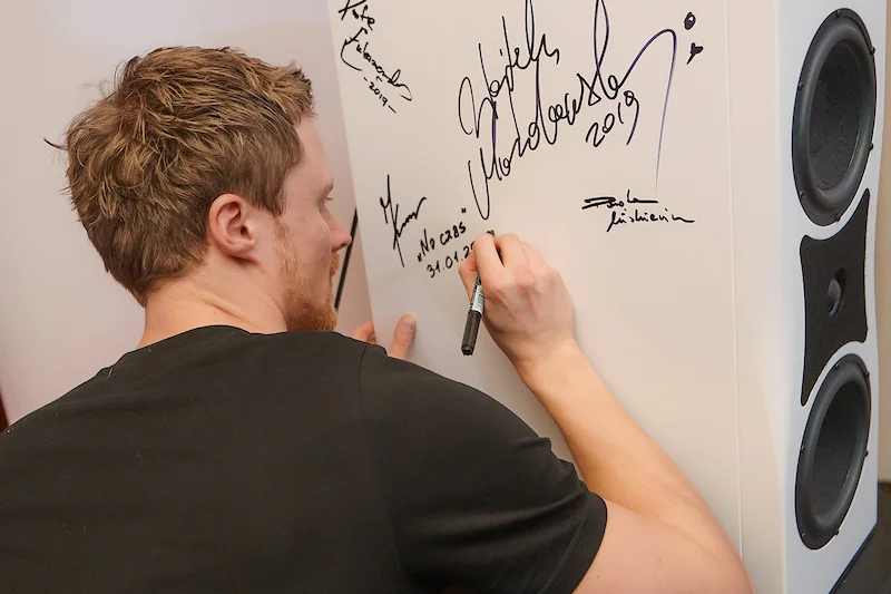 Kariera nabiera rozpędu, czas trenować składanie autografów