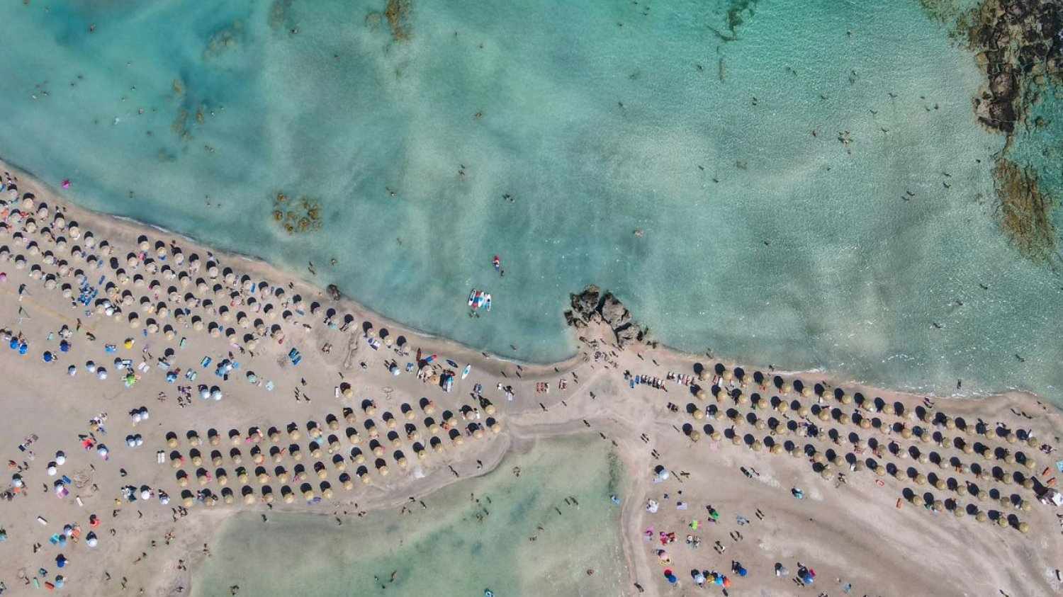 Oszust wyciąga pieniądze od turystów przy plaże Elafonisi na Krecie