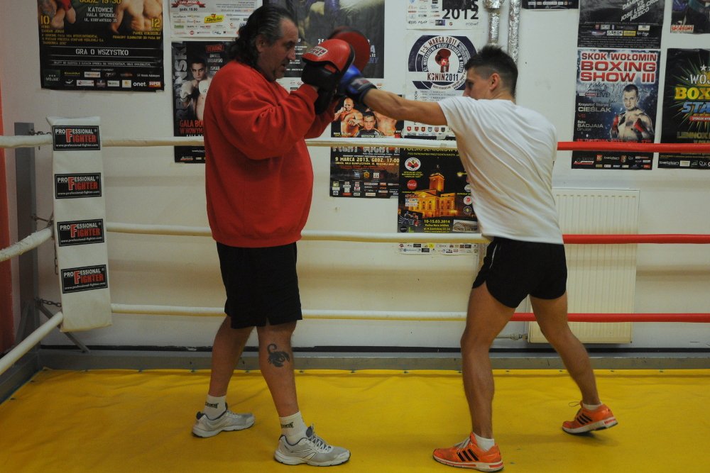 Facet powinien umieć się bić? Białe kołnierzyki walczą z własnym strachem. "Zamykają oczy, odwracają głowy"