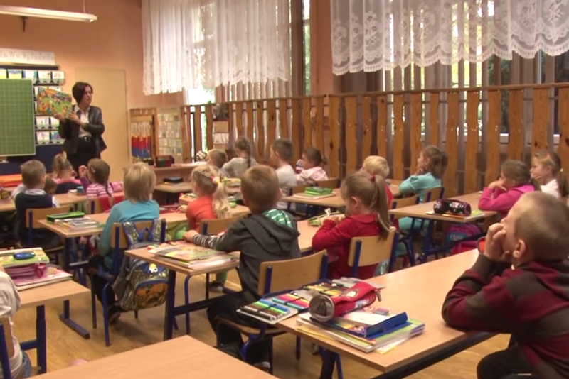 Sześciolatki w ławkach, ale normalna lekcja na ogół nie trwa 45 minut.