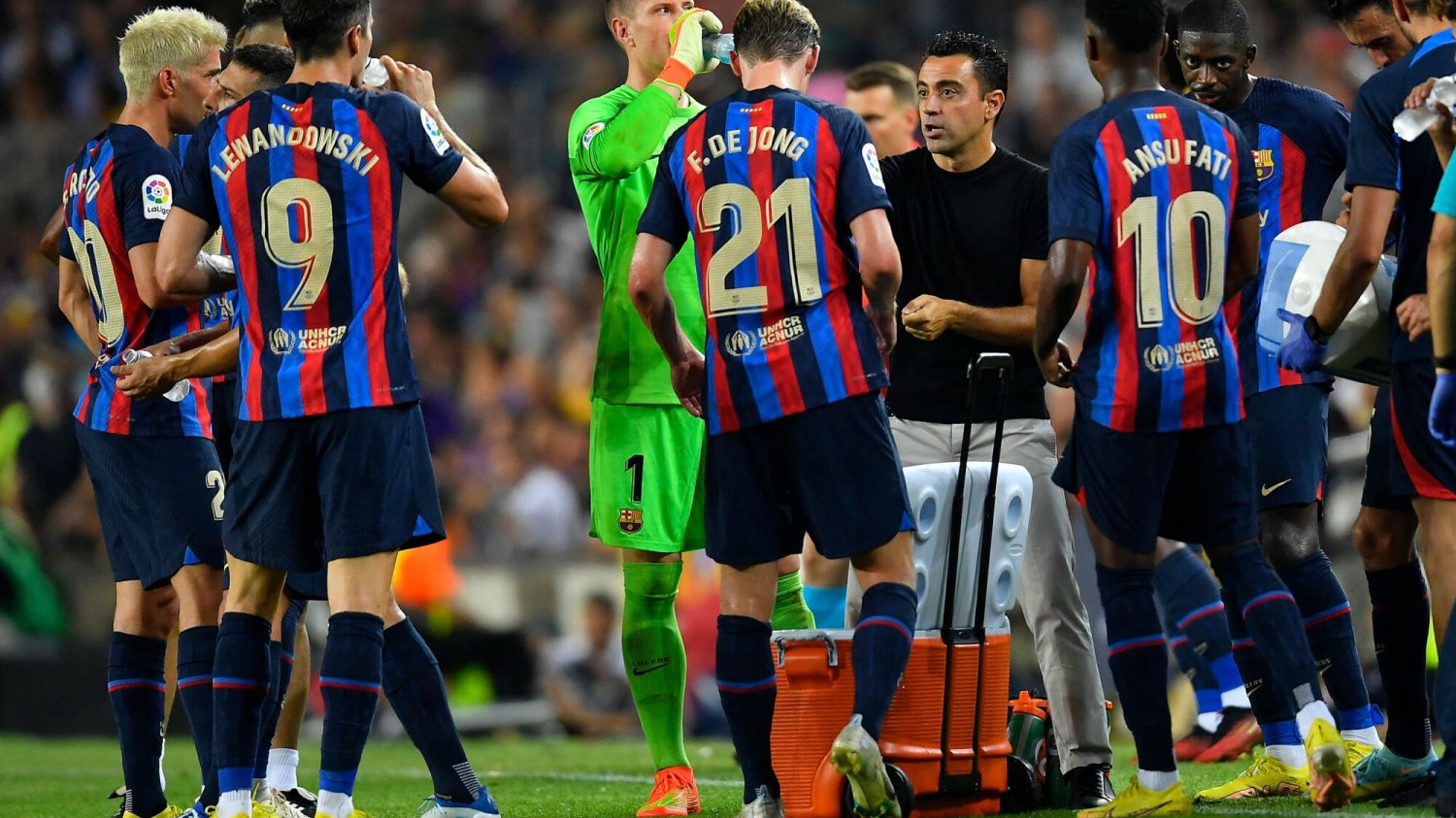Xavi Hernandez i jego piłkarze w meczu LaLiga. Wkrótce do klubu mają trafić trzy nowe gwiazdy