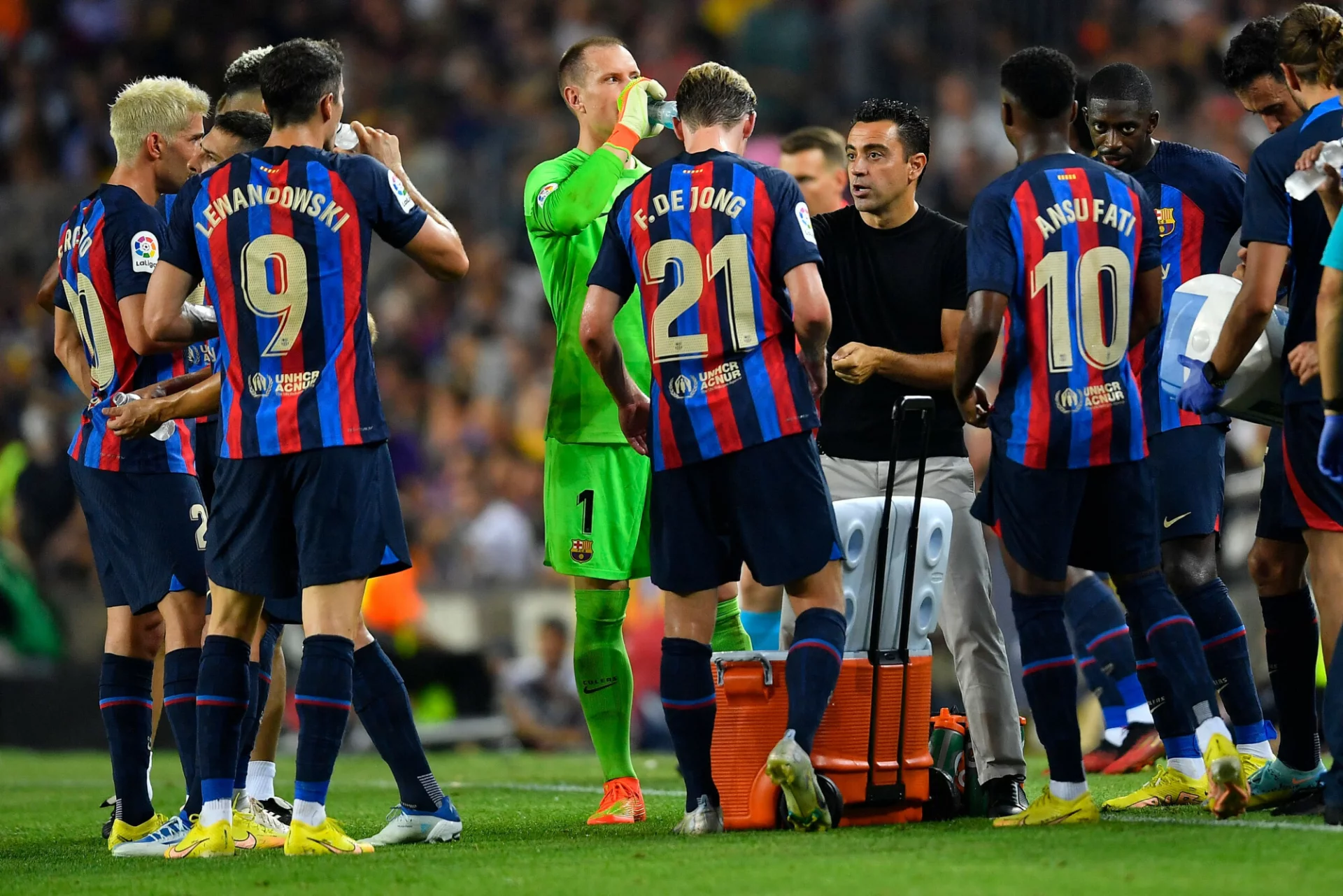 Xavi Hernandez i jego piłkarze w meczu LaLiga. Wkrótce do klubu mają trafić trzy nowe gwiazdy